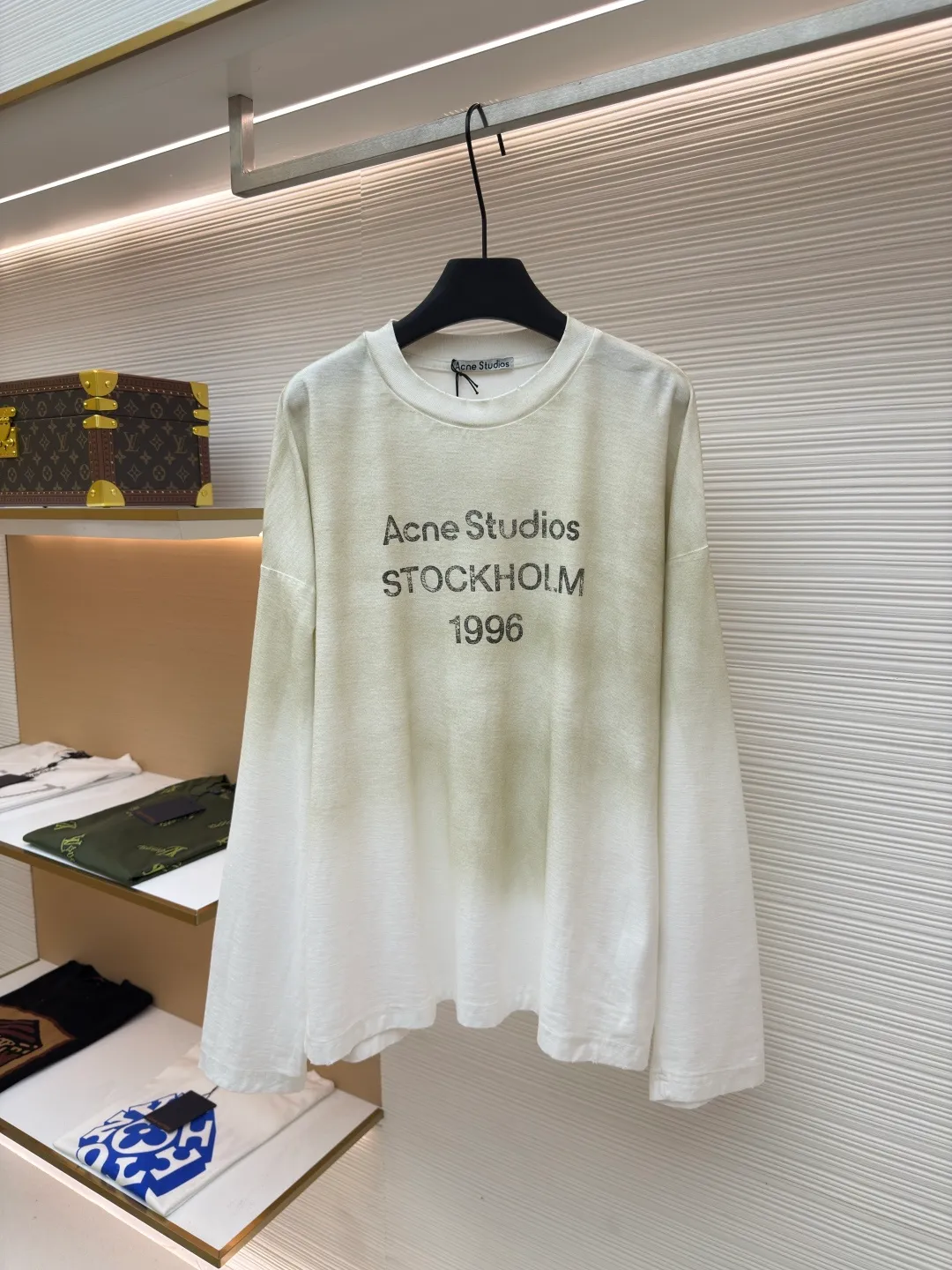 Acne Studios 1966 mud-dyed, washed and distressed long sleeves ●Authentic product: purchased and developed in 2049 ●Item number: 1680628-A15 ●Fabric: super soft cotton fabric ●Technology: washed and distressed ●Version: loose fit ●Weight: about 375 grams ●Size: S-M-L-XL ●Description: Made of ultra-soft pure cotton fabric, garment-dyed, washed and distressed, the chest part has a dirty feel, and the lower part shows a gradient effect. The neckline is slightly frayed to better fit the overall tone. The overall line is straight and delicate, the fabric is comfortable and soft, and the color is consistent without color difference. It can be matched with the same style to create a fashionable look and control various occasions. Customized accessories, complete with three standards, the same style for men and women!